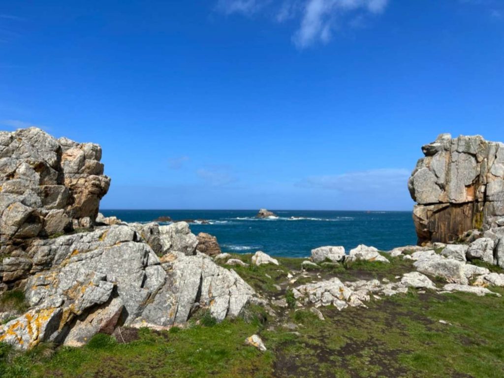 Blick zwischen Felsen auf das Meer in der Bretagne