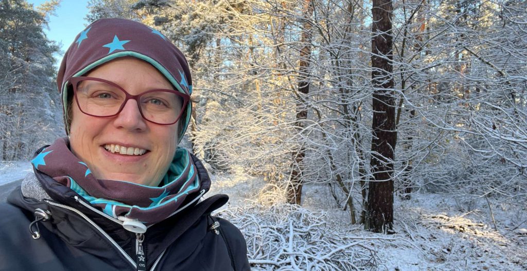 Sabine Landua im verschneiten Winterwald
