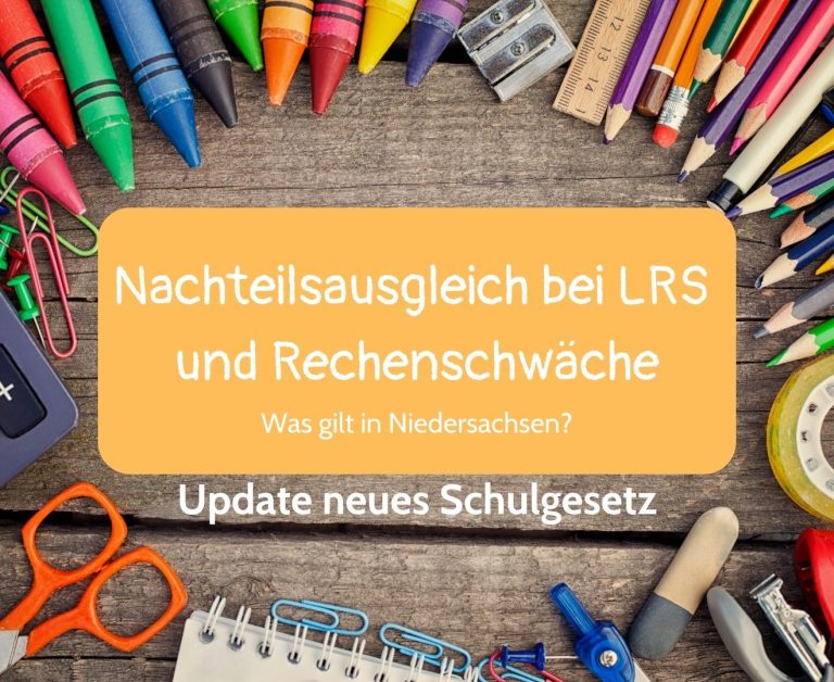 Viele bunte Stifte und Schreibutensilien auf Holzhintergrund, Text: Nachteilsausgleich bei LRS und Rechenschwäche - was gilt in Niedersachsen? Update neues Schulgesetz