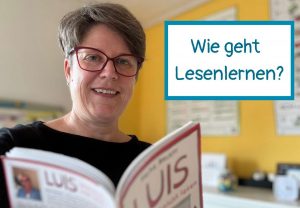 Sabine Landua hält ein Buch. Text: wie geht Lesenlernen?