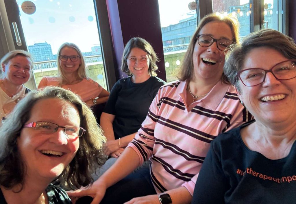 Selfie von 6 Lerntherapeutinnen in der Hotellounge
