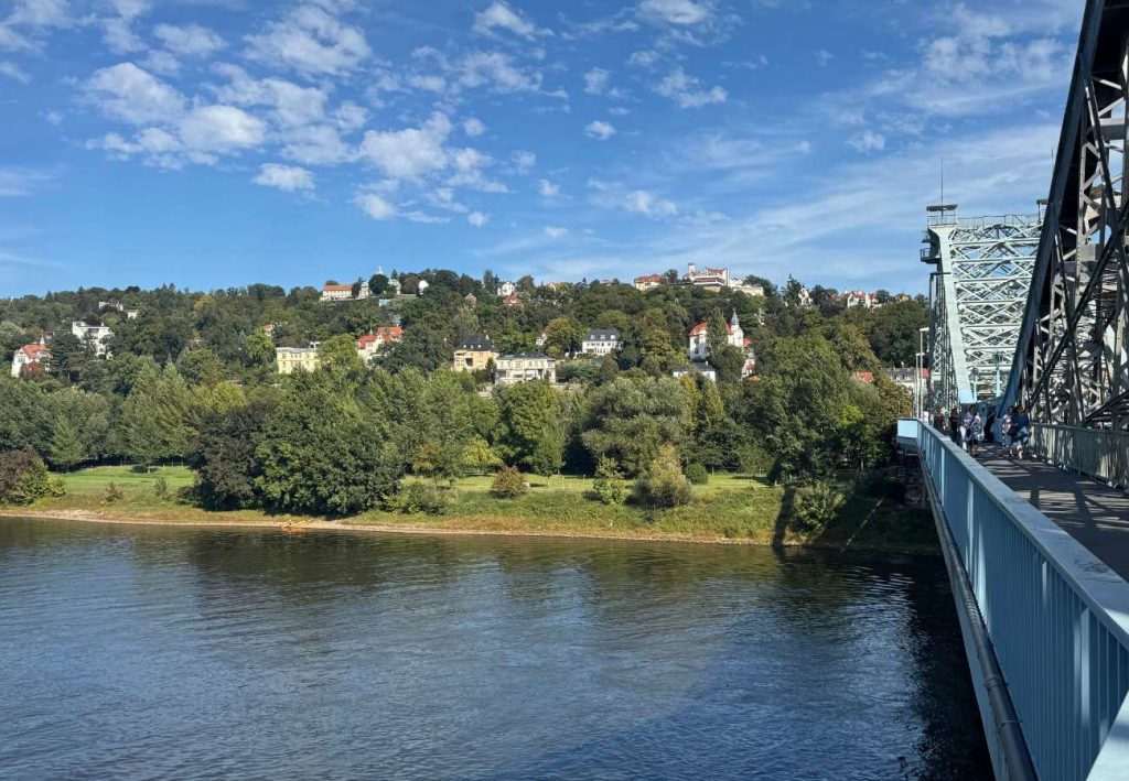 Das "blaue Wunder" in Dresden mit Blick über die Elbe