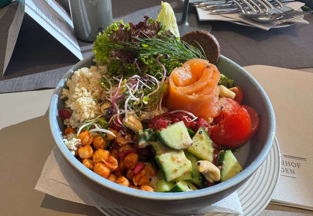 Sonnenhof-Bowl mit leckerem Gemüse und Lachs