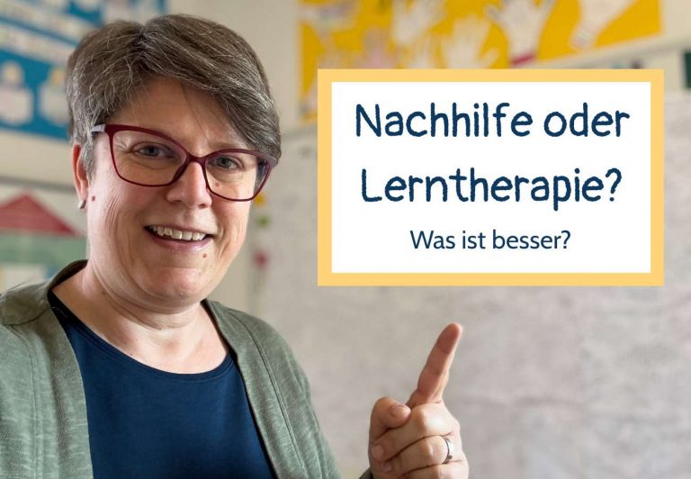 Sabine Landua in ihrer Lerntherapiepraxis zeigt auf ein Schild. Text: Nachhilfe oder Lerntherapie? Was ist besser?