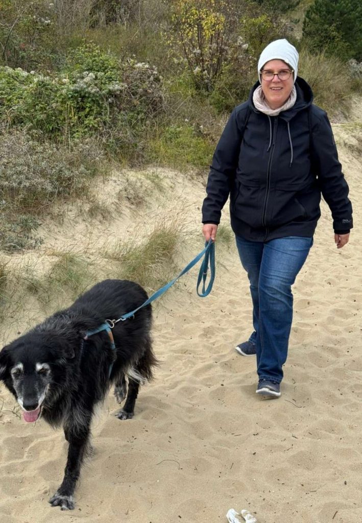 Sabine Landua mit Hund in den Dünen
