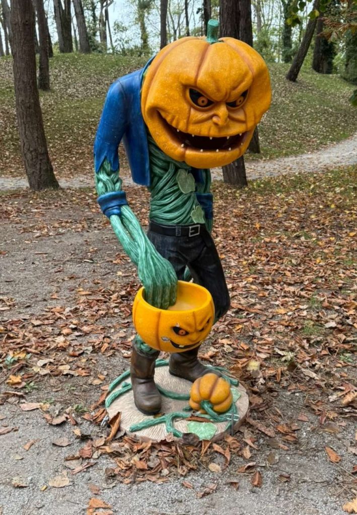 Halloweenfigur im Park