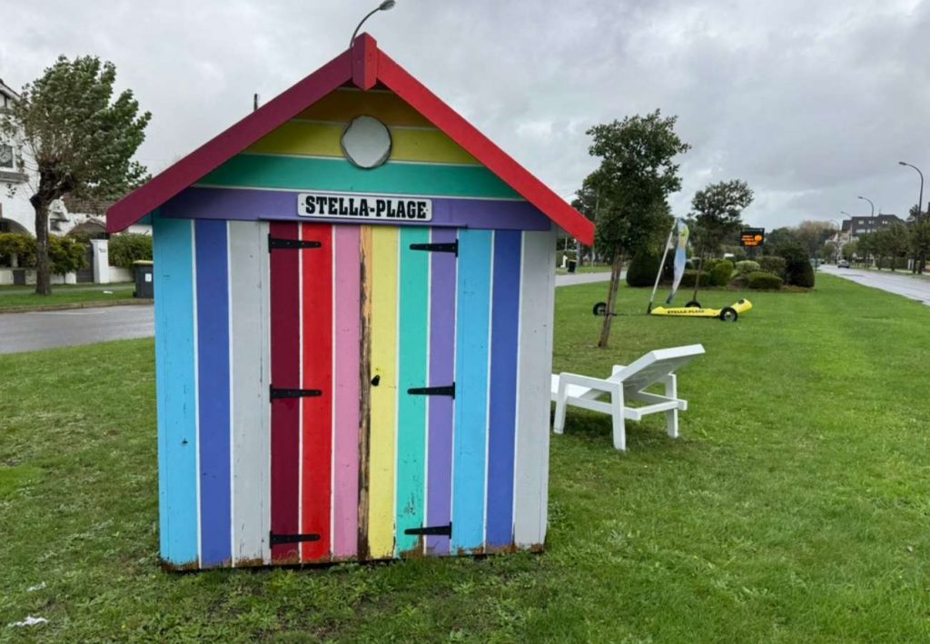Strandhütten am Ortseingang von Stella-Plage