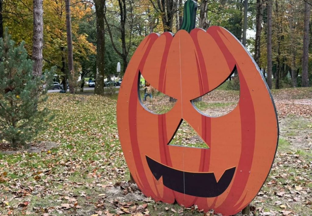 Kürbisfigur im Park