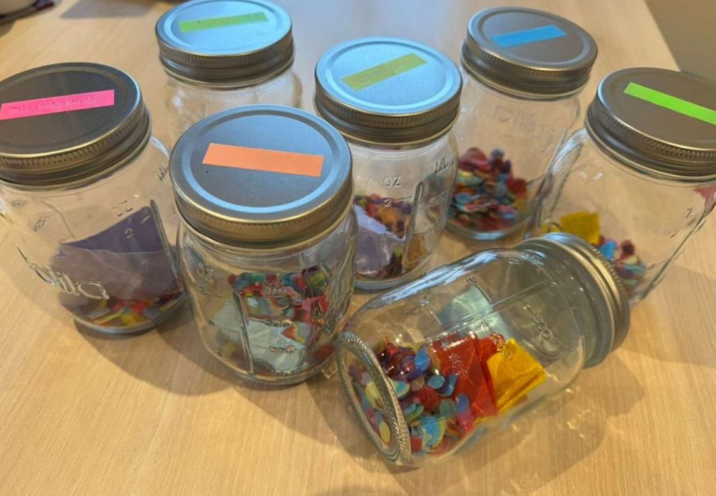 Konfettigläser mit bunten Zetteln