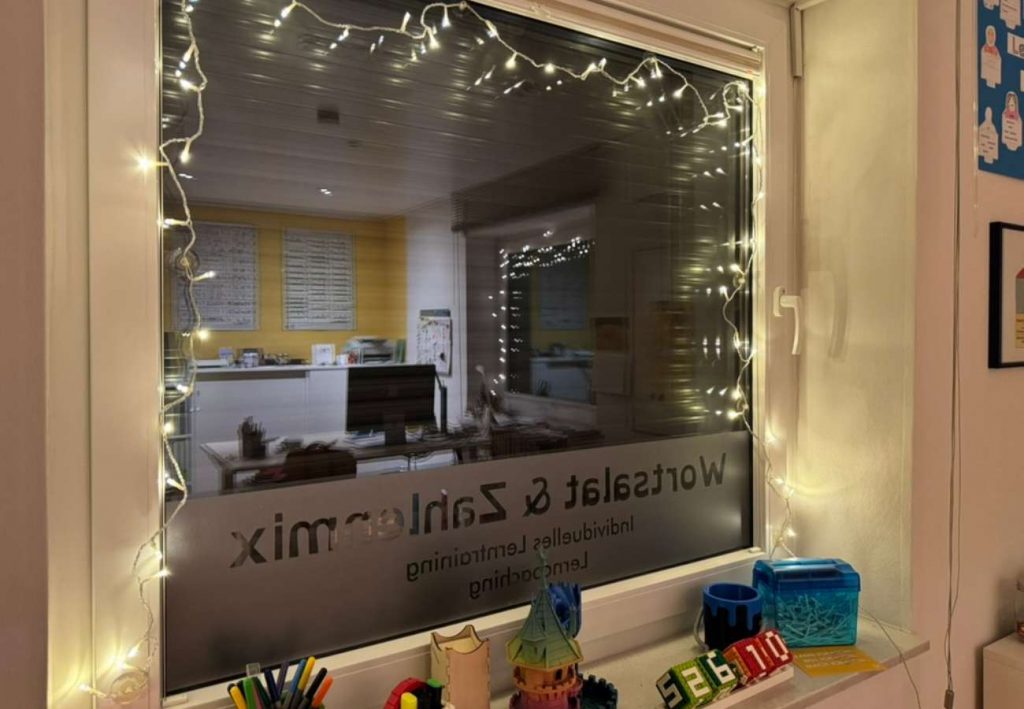 Lichterketten am Fenster