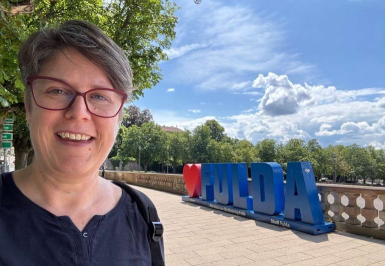 Sabine Landua vor dem Schriftzug "I like Fulda"