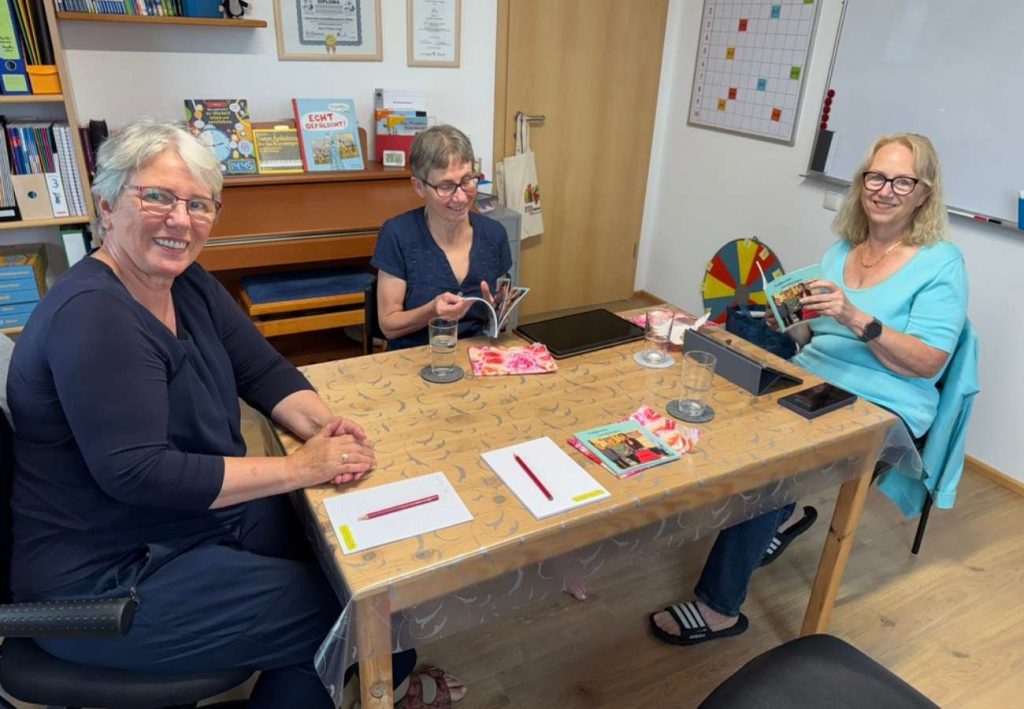 Lerntherapeutinnen im Austausch am Tisch