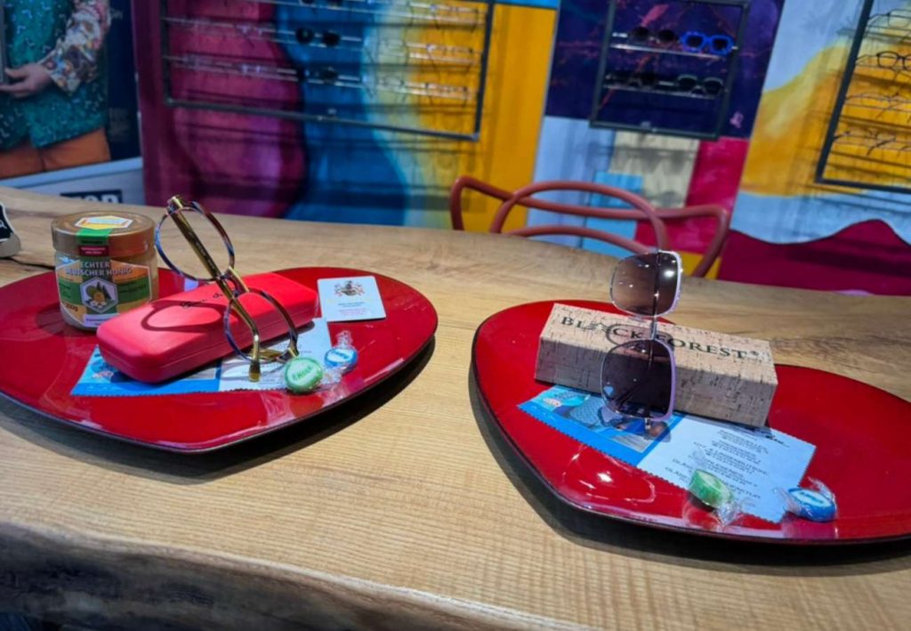 Brillen hübsch dekoriert zum Abholen