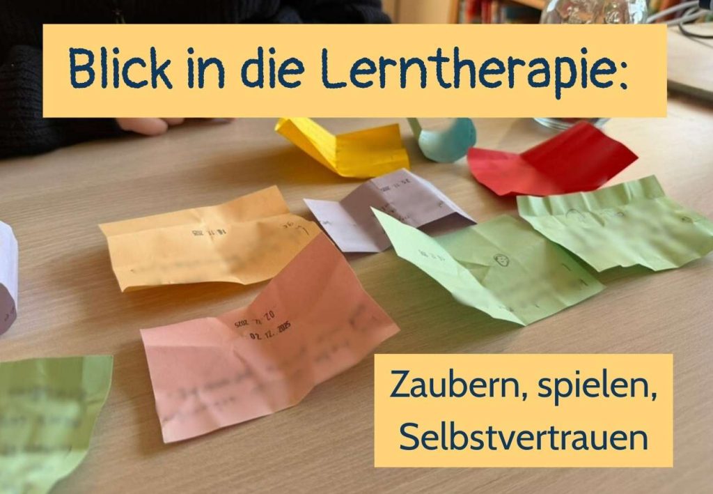 Bunte beschriebene Zettel auf einem Tisch, Text: Blick in die Lerntherapie: Zaubern, spielen, Selbstvertrauen
