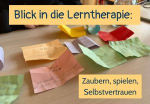 Bunte beschriebene Zettel auf einem Tisch, Text: Blick in die Lerntherapie: Zaubern, spielen, Selbstvertrauen