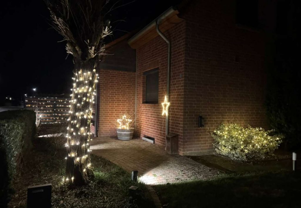 Weihnachtsbeleuchtung im Vorgarten