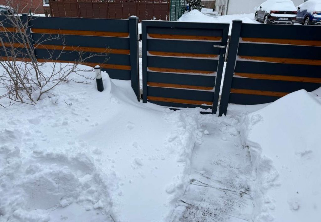 Schnee versperrt den Zugang zum Haus