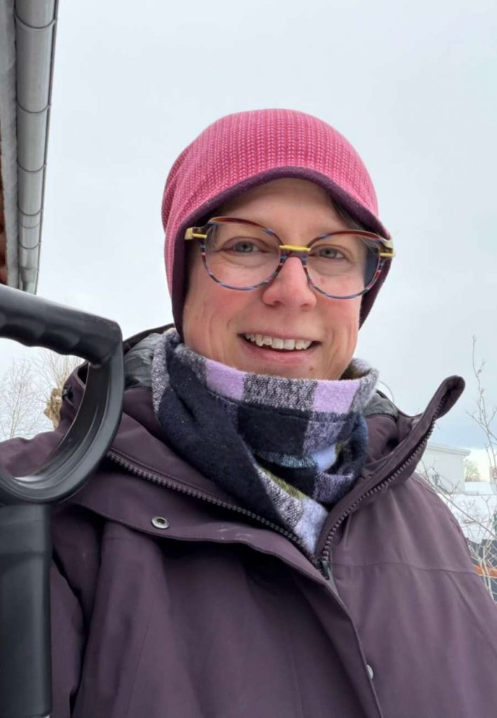 Sabine Landua mit einer Schneeschaufel