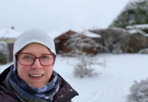 Sabine Landua vor einer Schneelandschaft