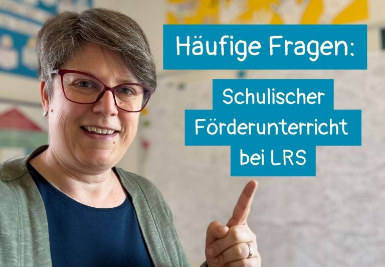Sabine Landua in ihrer Lerntehrapiepraxis zeigt auf den Text: Häufige Fragen: Schulischer Förderunterricht und LRS