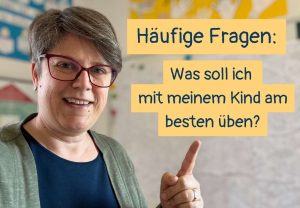 Sabine Landua in ihrer Lerntehrapiepraxis zeigt auf den Text: Häufige Fragen: Was soll ich mit meinem Kind am besten üben?