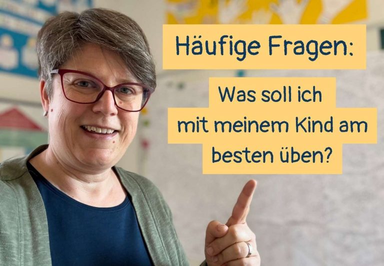 Sabine Landua in ihrer Lerntehrapiepraxis zeigt auf den Text: Häufige Fragen: Was soll ich mit meinem Kind am besten üben?