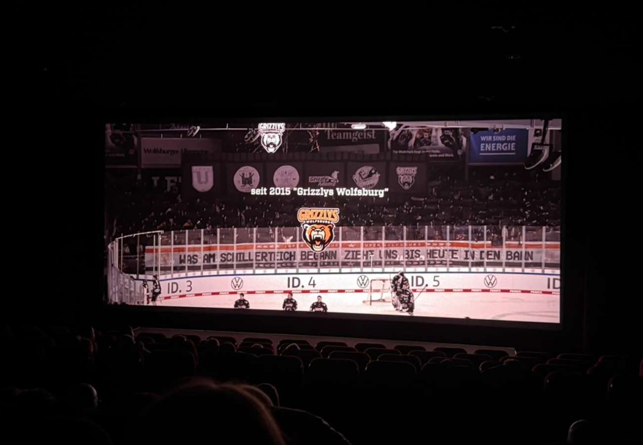 Film der Grizzlys Wolfsburg auf der Kinoleinwand