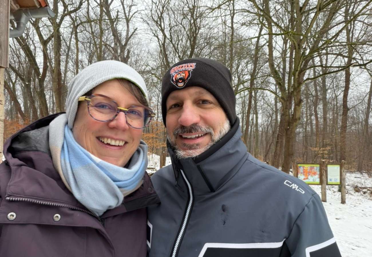 Zwei Personen bei einem Winterspaziergang