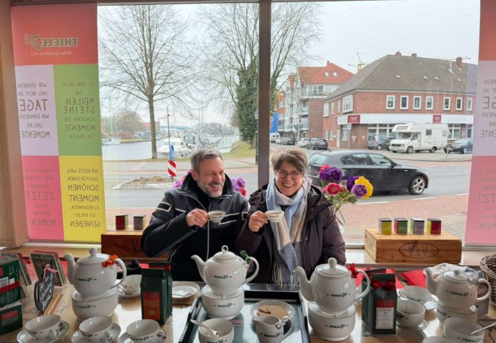 Zwei Personen bei einer Tasse Tee im Kontor