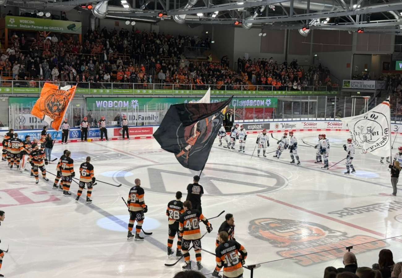 Eishockey vor Anpfiff, die Mannschaften stehen sich gegenüber