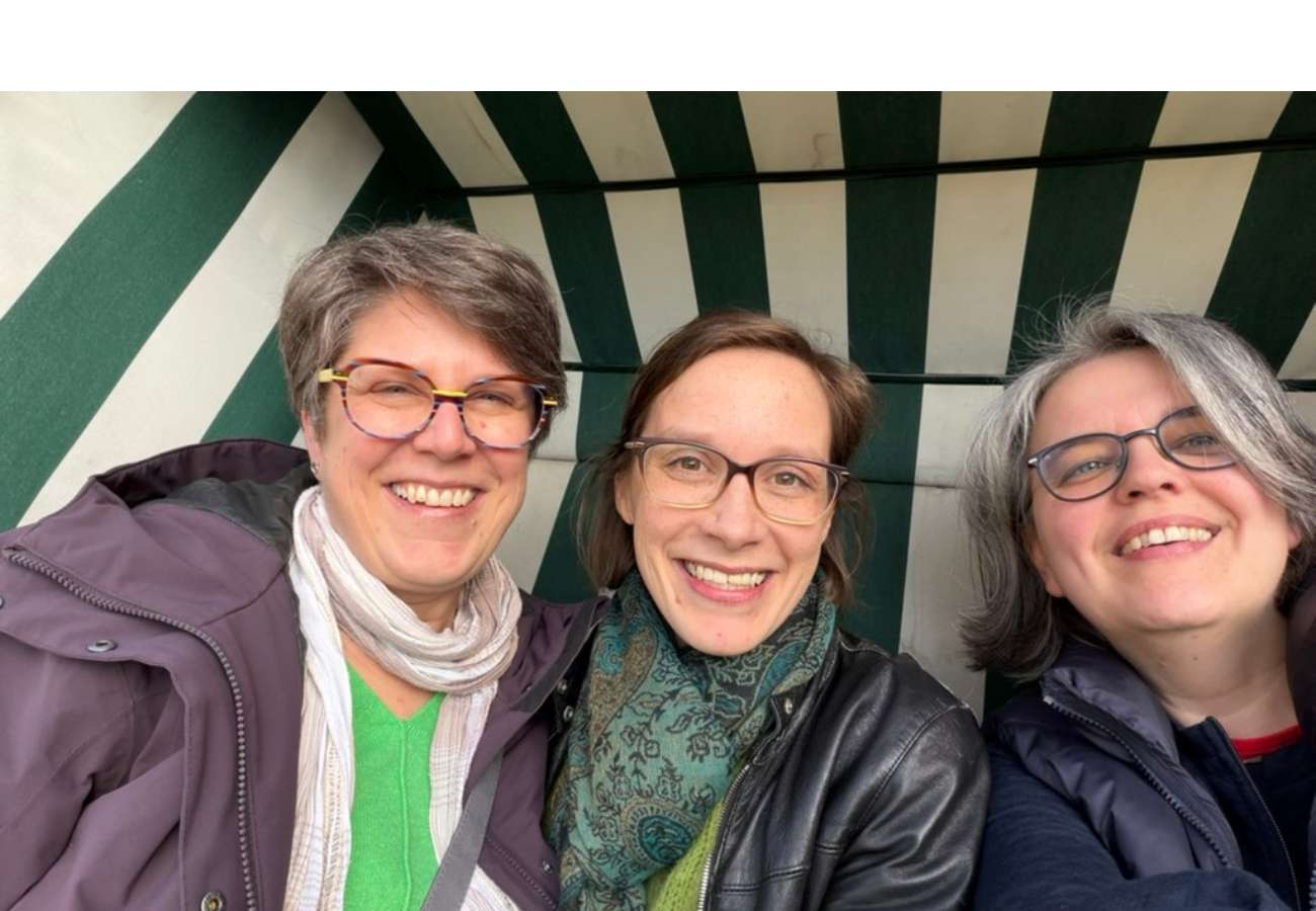 Drei Frauen in einem Strandkorb im Winter