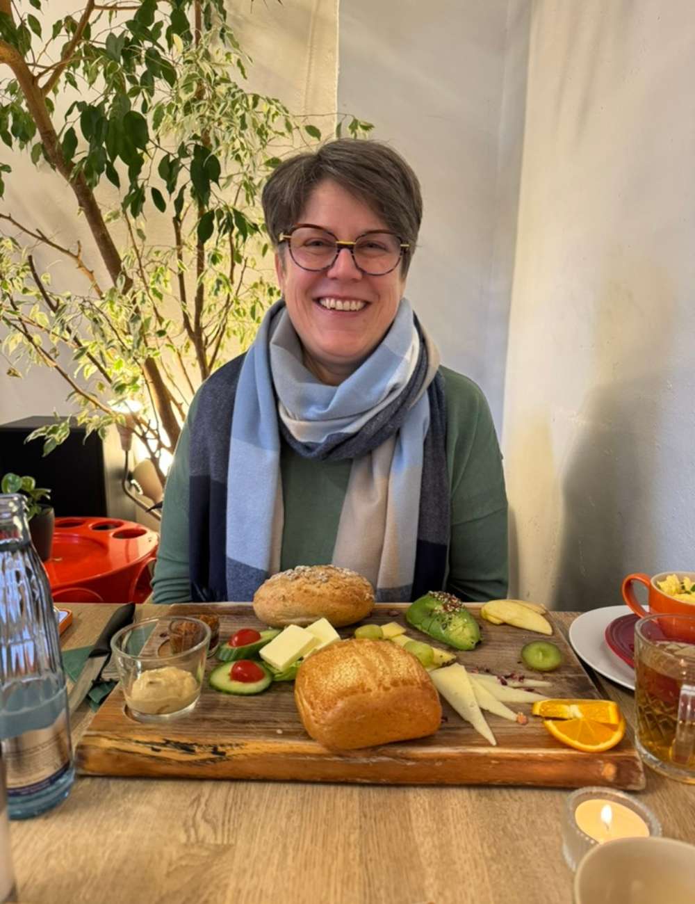 Sabine Landua beim Frühstück im Café