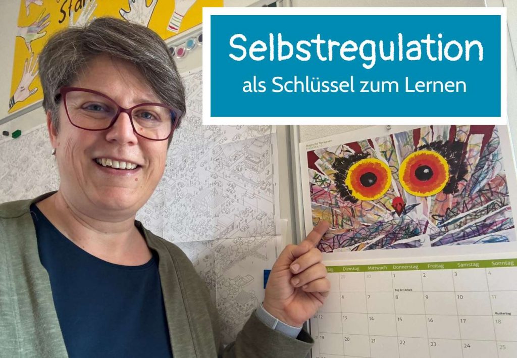 Sabine Landua zeigtauf ein Kalenderblatt, das stilisiert Riesenaugen einer Eule zeigt, Text: Selbstregulation als Schlüssel zum Lernen