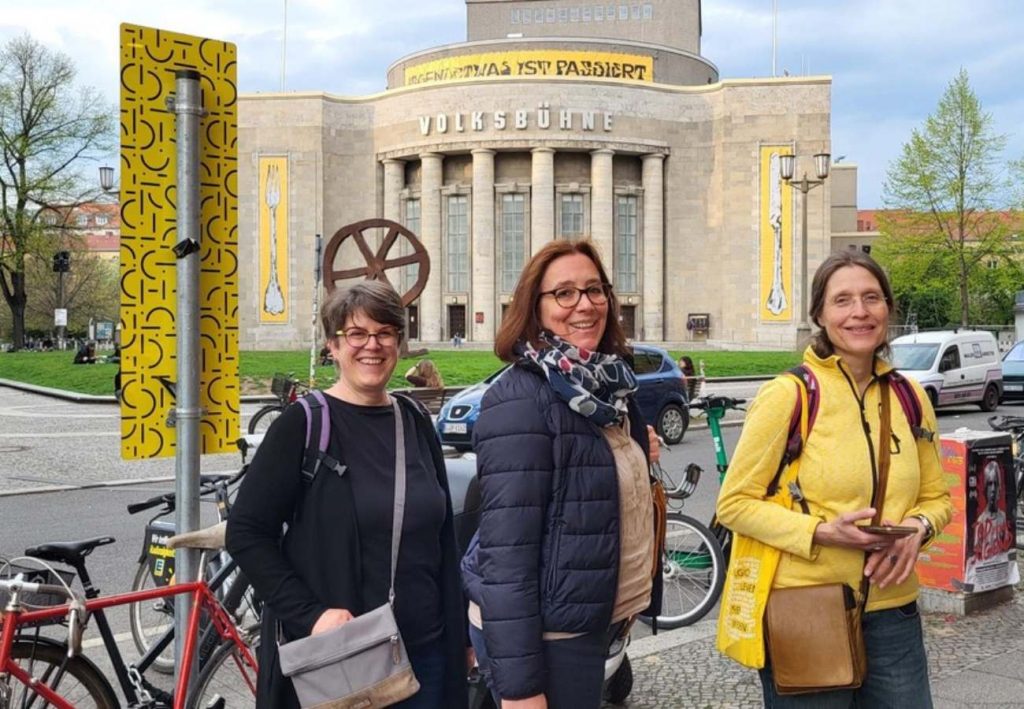 Sabine Landua und Kolleginnen vor der Berliner Volksbühne