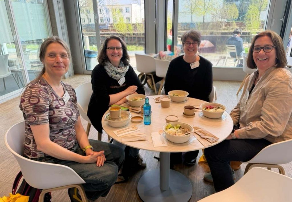 4 Frauen beim Mittagessen beim Kongress: es gab Bowls!