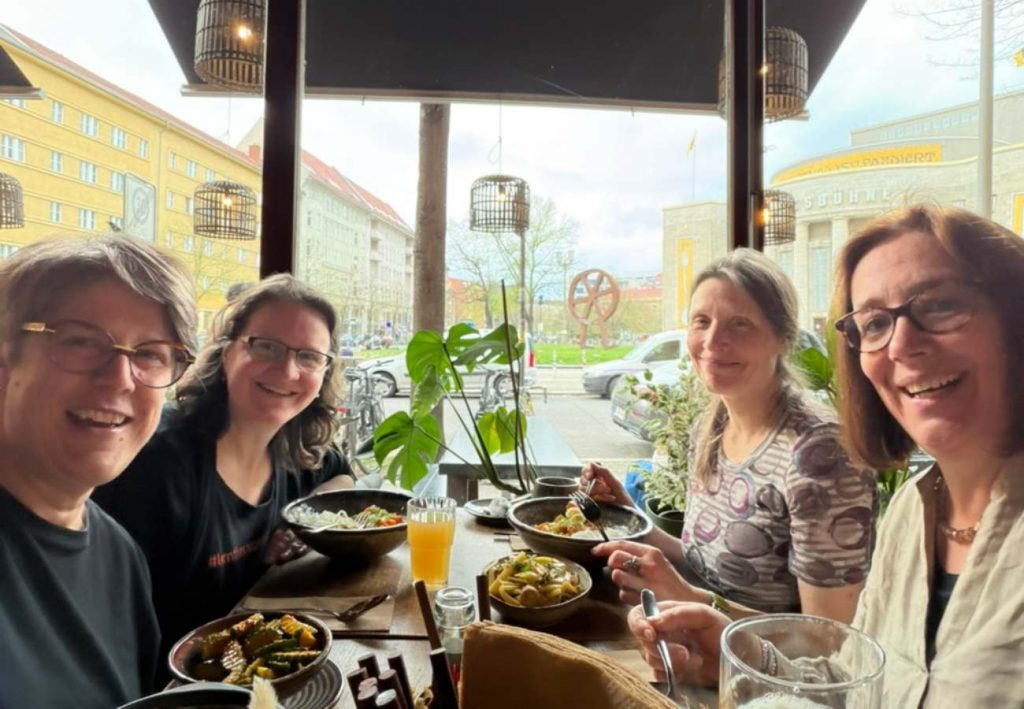 4 Frauen beim Abendessen im Restaurant