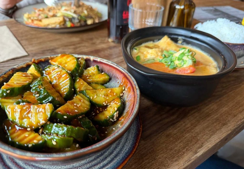 veganes Curry und leckerer asiatischer Gurkensalat