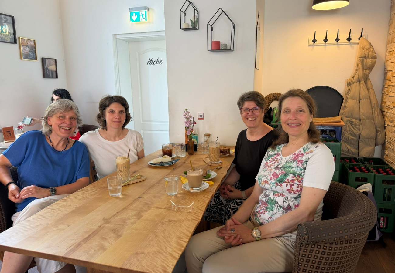 Gruppenbild des Netzwerktreffens in Göttingen in einem Café