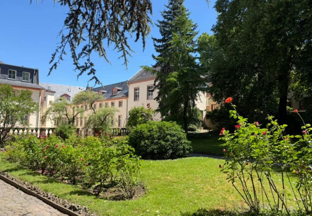 Blick in den GArten der Maria Ward-Schule Mainz
