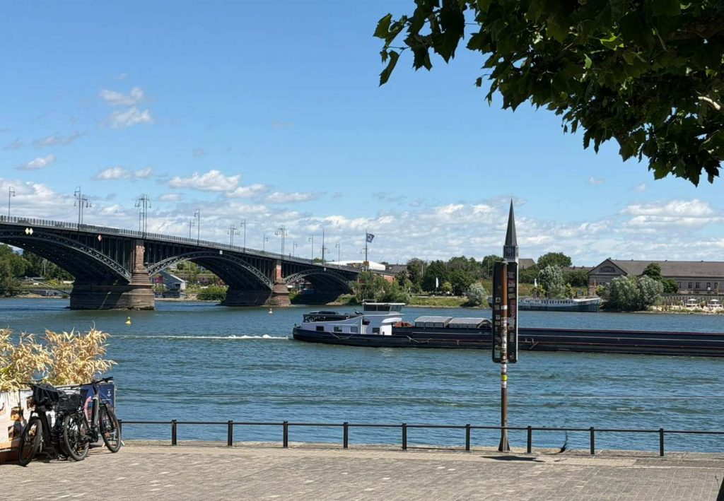 Mainzer Rheinufer mit Blick auf die Theodor-Heuß-Brücke