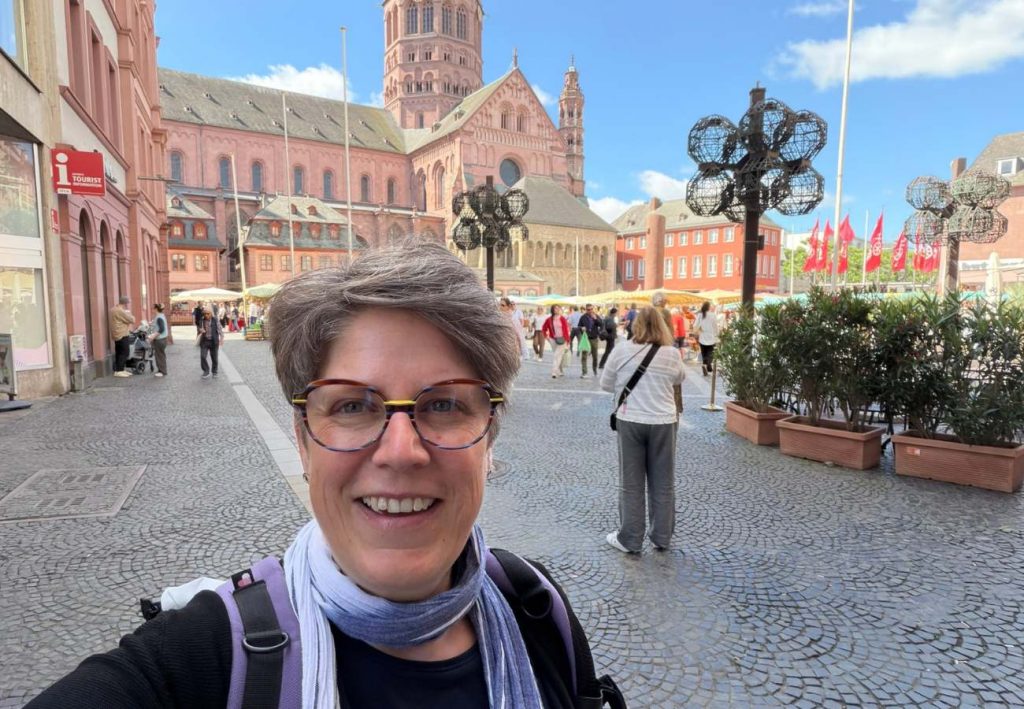 Sabine Landua auf dem Marktplatz vor dem Mainzer Dom