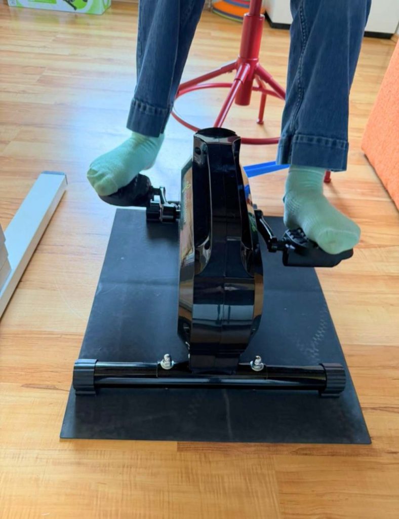 Kinderfüße auf einem Pedaltrainer