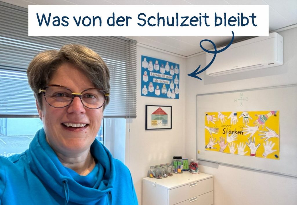 Sabine Landua in ihrer Lerntherapiepraxis. Im Hintergrund Plakate: Lernen ist mehr als Schule und UNsere Stärken. Text auf dem Bild: Was von der Schulzeit bleibt