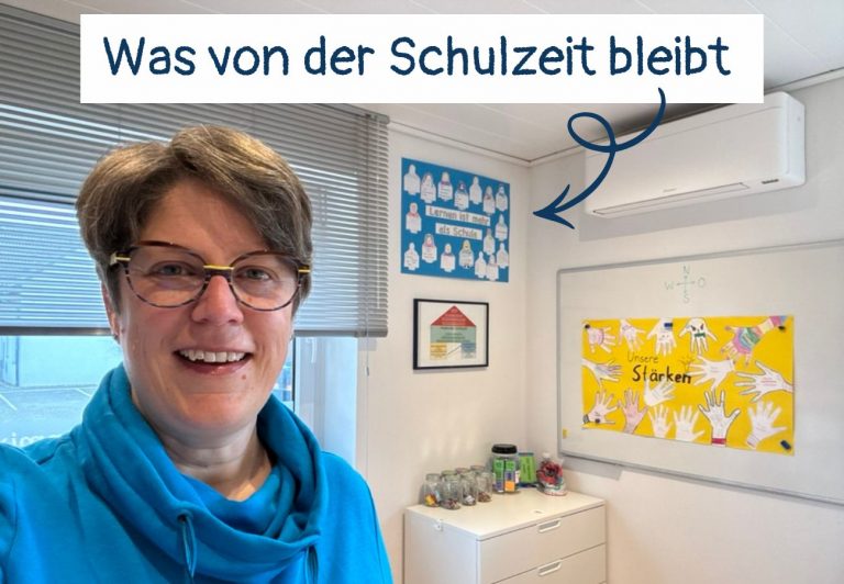Sabine Landua in ihrer Lerntherapiepraxis. Im Hintergrund Plakate: Lernen ist mehr als Schule und UNsere Stärken. Text auf dem Bild: Was von der Schulzeit bleibt