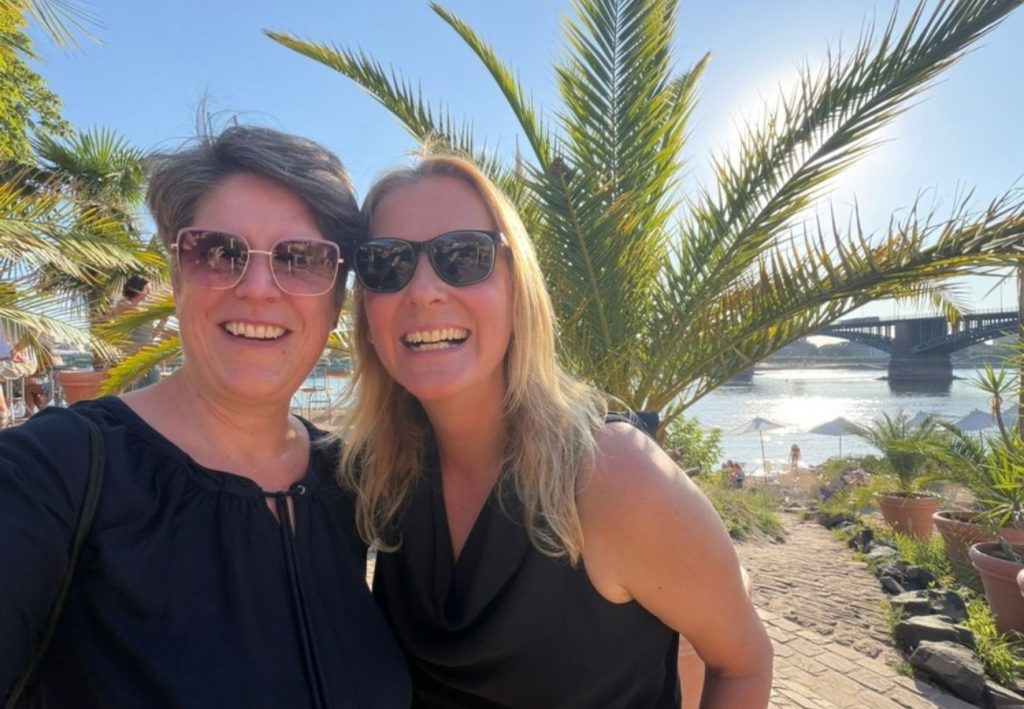 Sabine Landua vor dem Rheinstrand