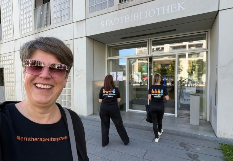 Sabine Landua und zwei Kolleginnen aus dem Lerntherapeutennetzwerk vor der Stuttgarter Stadtbibliothek