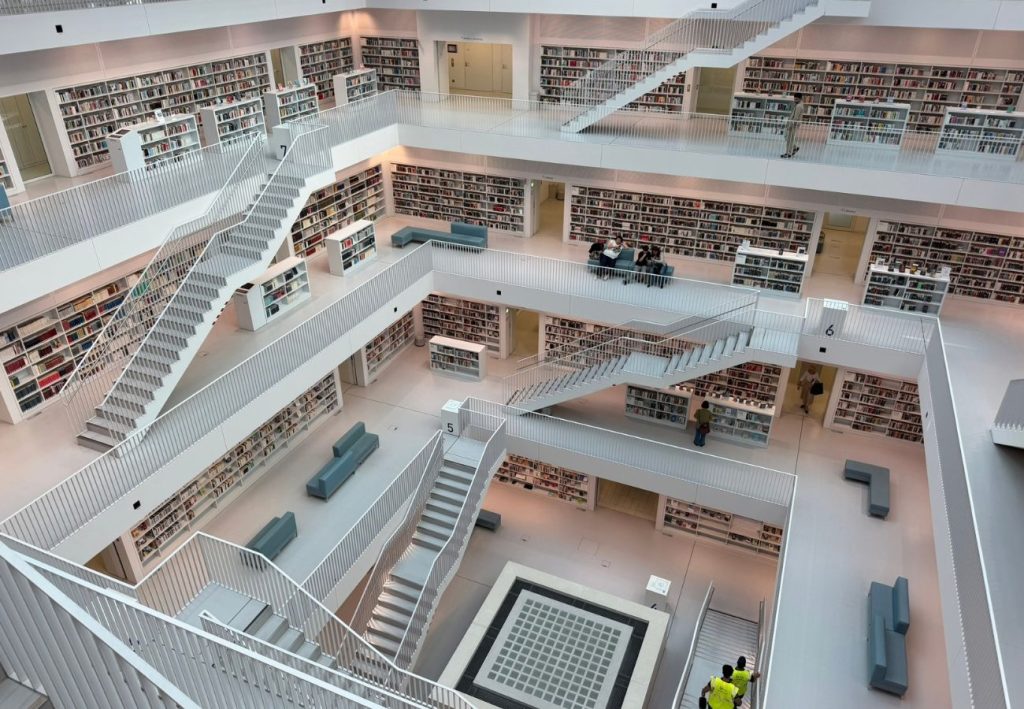 Blick in die Stadtbibliothek Stuttgart von oben. Treppen wie bei Escher.